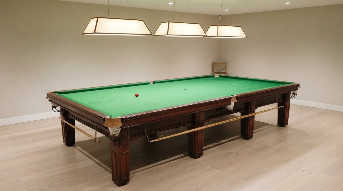 Een lege rechtszaal met houten banken in het ochtendlicht